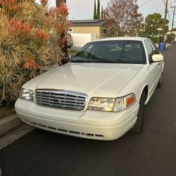 2003 Ford Crown Victoria.   Lx 