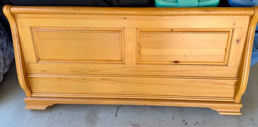 Queen sleigh bed
