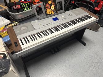 Yamaha Portable Grand DGX-640