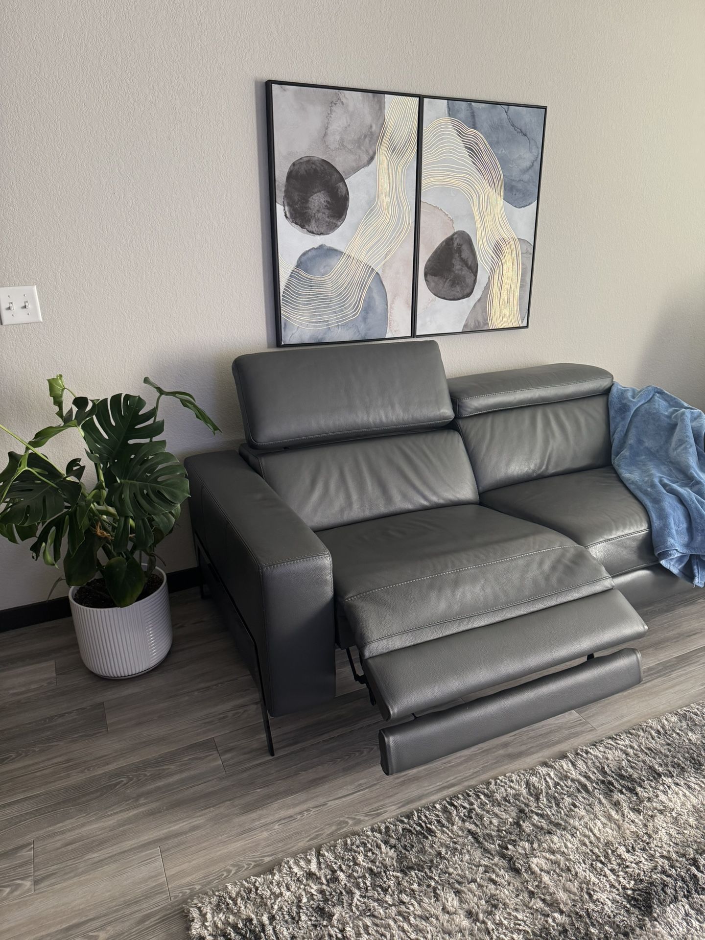 Modern Italian Leather Power Sofa – Dual Power Recliners