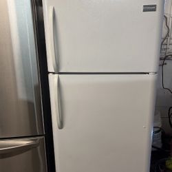 Frigidaire Top-Freezer Refrigerador 