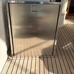 Isotherm RV Or Marine Fridge 12/24v &120v 