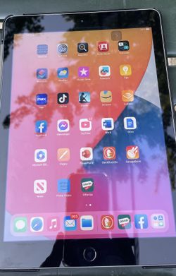 iPad 5th Generation 32 GB 9.6in Screen