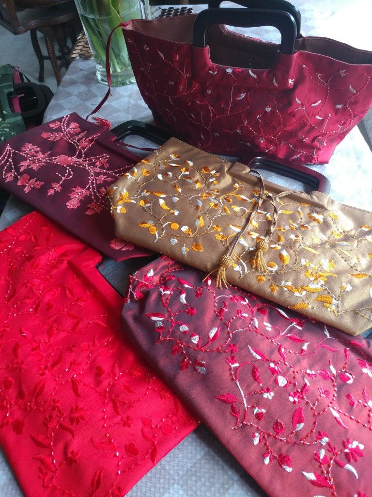 New Embroidered Silk handbag, wooden handle, purse, stands up, zipped pocket
