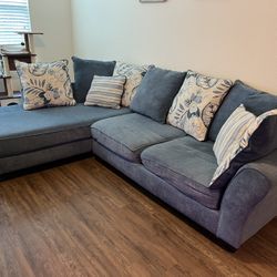 Sectional Couch w/pillows 
