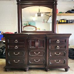 BEAUTIFUL 10 DRAWER TRIPLE DRESSER (Delivery Available)