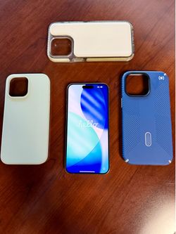 iPhone 15 Pro Max + 3 cases
