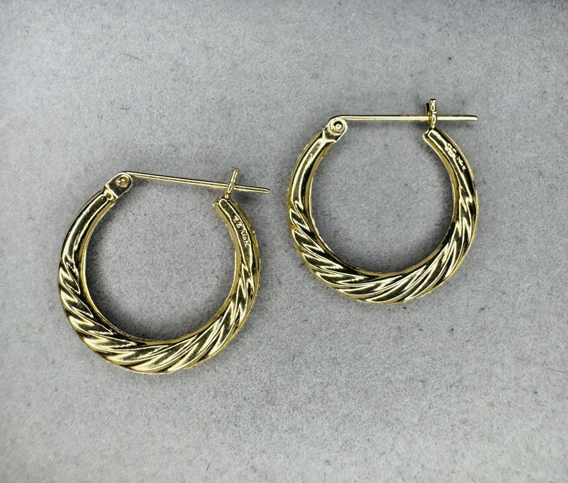 14K Solid Gold Ribbed Hoop Earrings Twist Design 16.7MM .8g