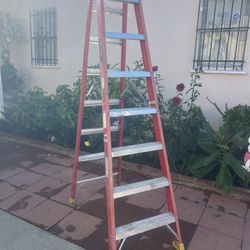 Escalera, de ocho pies de fibra de vidrio, casi nueva, muy barata 