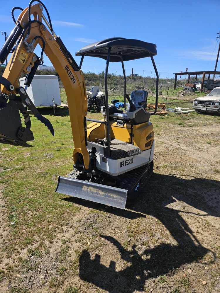 Diesel Excavator With Attachments 