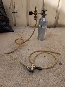 CO2 Tank with Regulator and Beer Lines and keg tapper