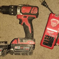 MILWAUKEE 18V HAMMERDRILL (2) 3.0 BATTERIES & DUAL CHARGER 