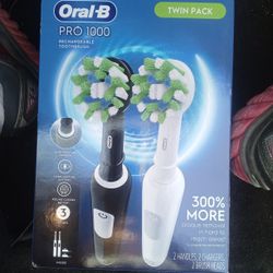 Oral B Pro 1000 Twin Pack