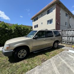 2000 Ford Explorer