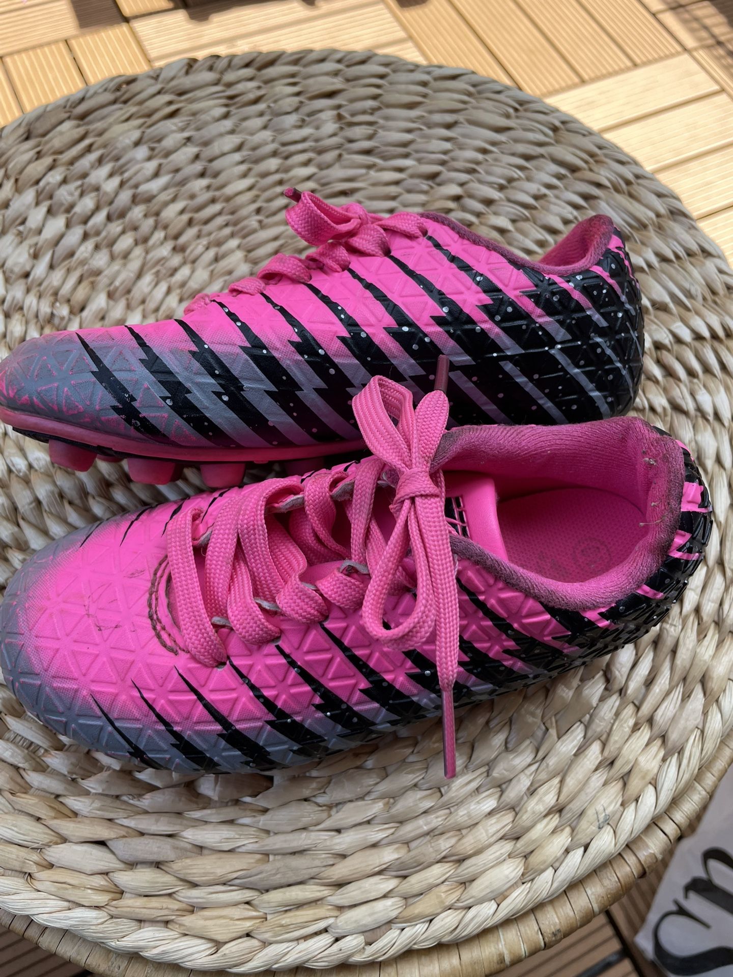 Girls Soccer Cleats Size 10 W/YXSmall Shin Guards