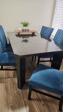 Dining Table with 6 Chairs – Bob’s Furniture