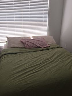 Q mattress memory foam with duvet and 2pillows