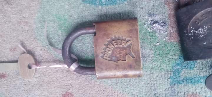 LOT OF 25-30 Antique Padlocks N Keys