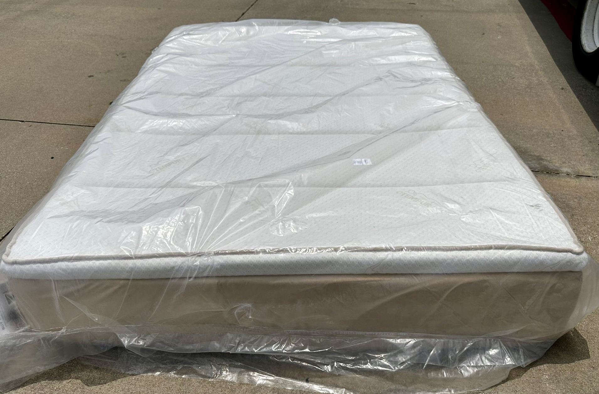 Queen Size Mattress “ TEMPURPEDIC ALLURA “