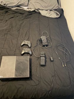 Xbox One Series with Charging Station and two Controllers