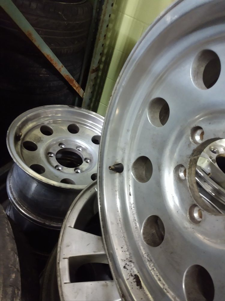 16 inch aluminum truck rims 6 lugs Chevy Dodge for Sale in Los Angeles