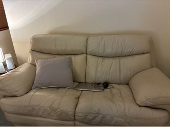 Free Loveseat must pick up at 4 pm on Saturday
