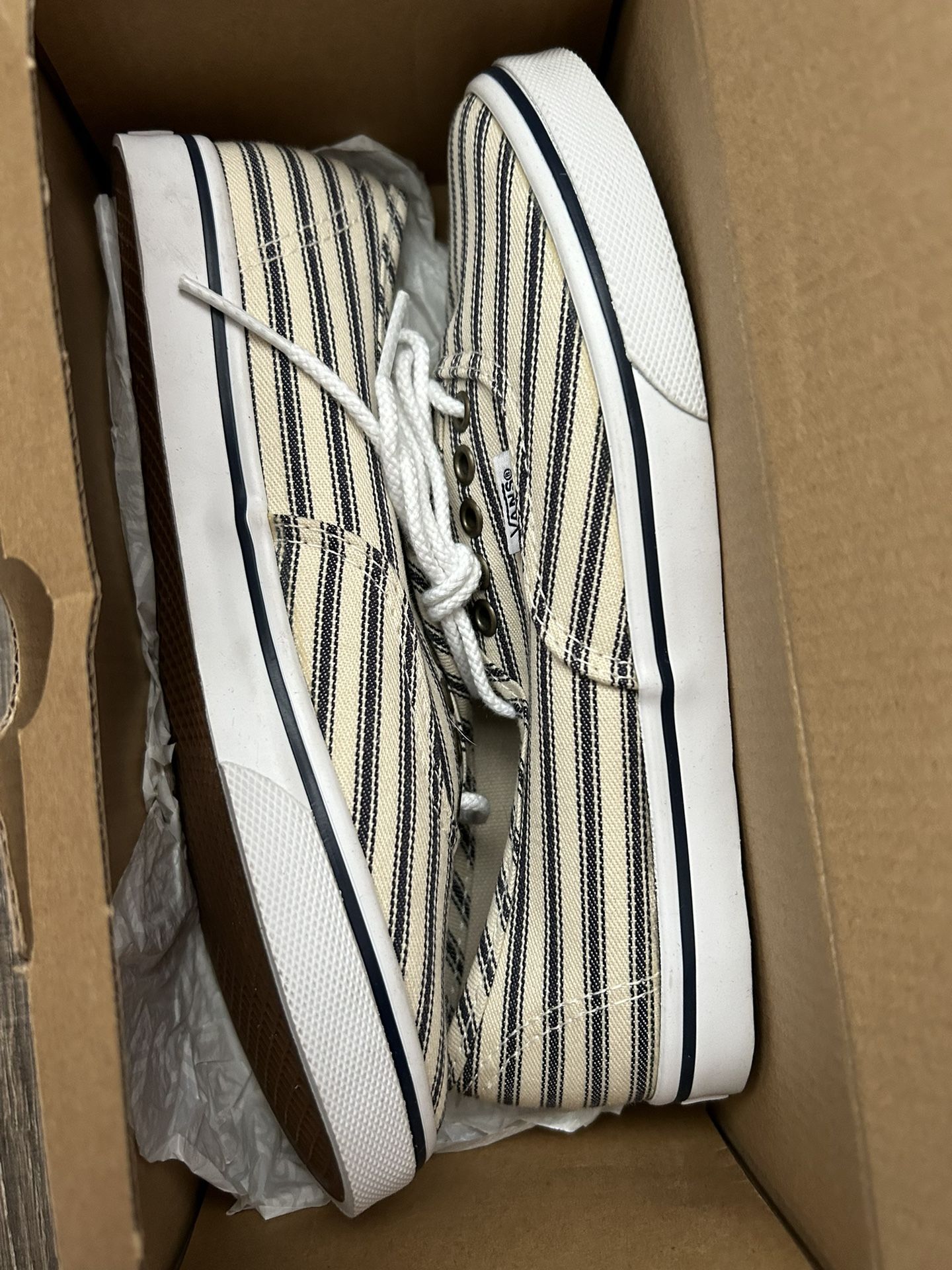 Vans Authentic Lo Pro Size 3.5 Men. Size 5.0 Women