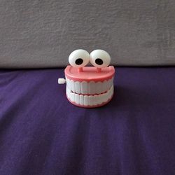 Wind-up Chattering Teeth