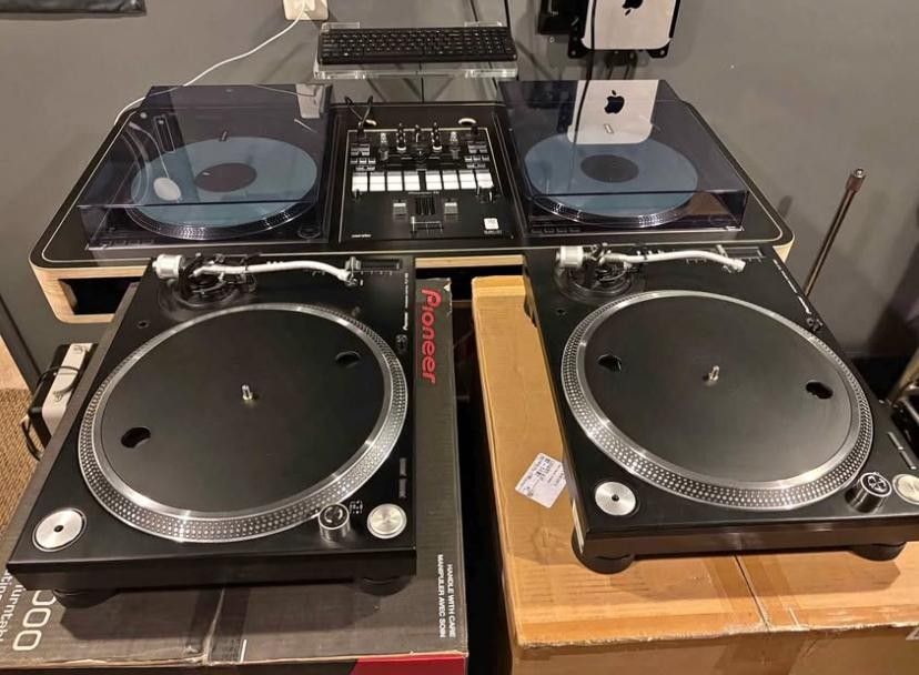 Pioneer-DJ S9 Mixer and (2)PXL 1000 Turntables