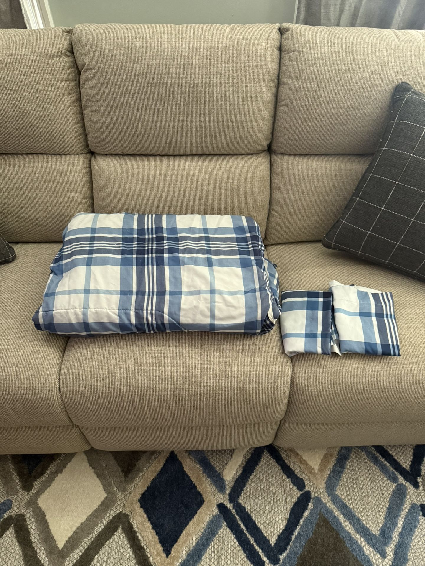 Twin comforter with two matching pillows
