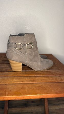 Express Women’s 9 Boots