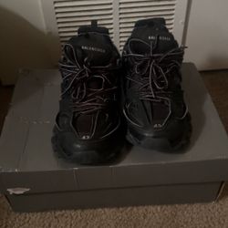 Balenciaga Tracks Size 42