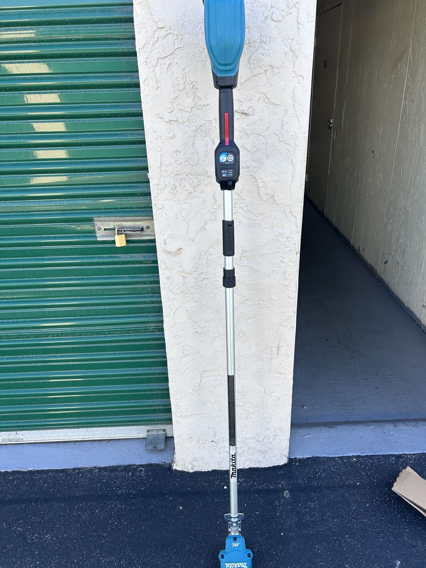 Makita XGT 40V Brushless Cordless 15 in. String Trimmer Kit 4.0Ah Bat+charger