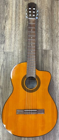 TAKAMINE EG124C Classical Acoustic-Electric Cutaway Guitar Solid Spruce Top