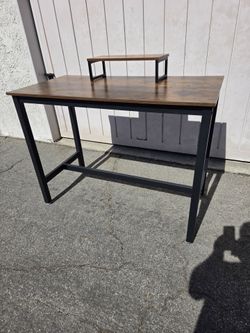 Beautiful Desk  LIKE NEW