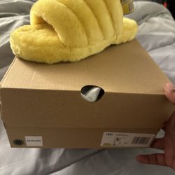 UGG “FLUFF YEAH YELLOW” SLIDES SZ 6 BIG KID