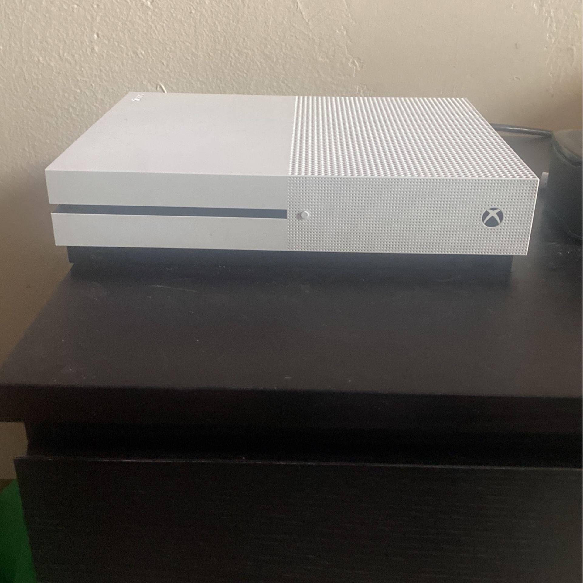 Xbox One S (BEST OFFER) comes with games and controller