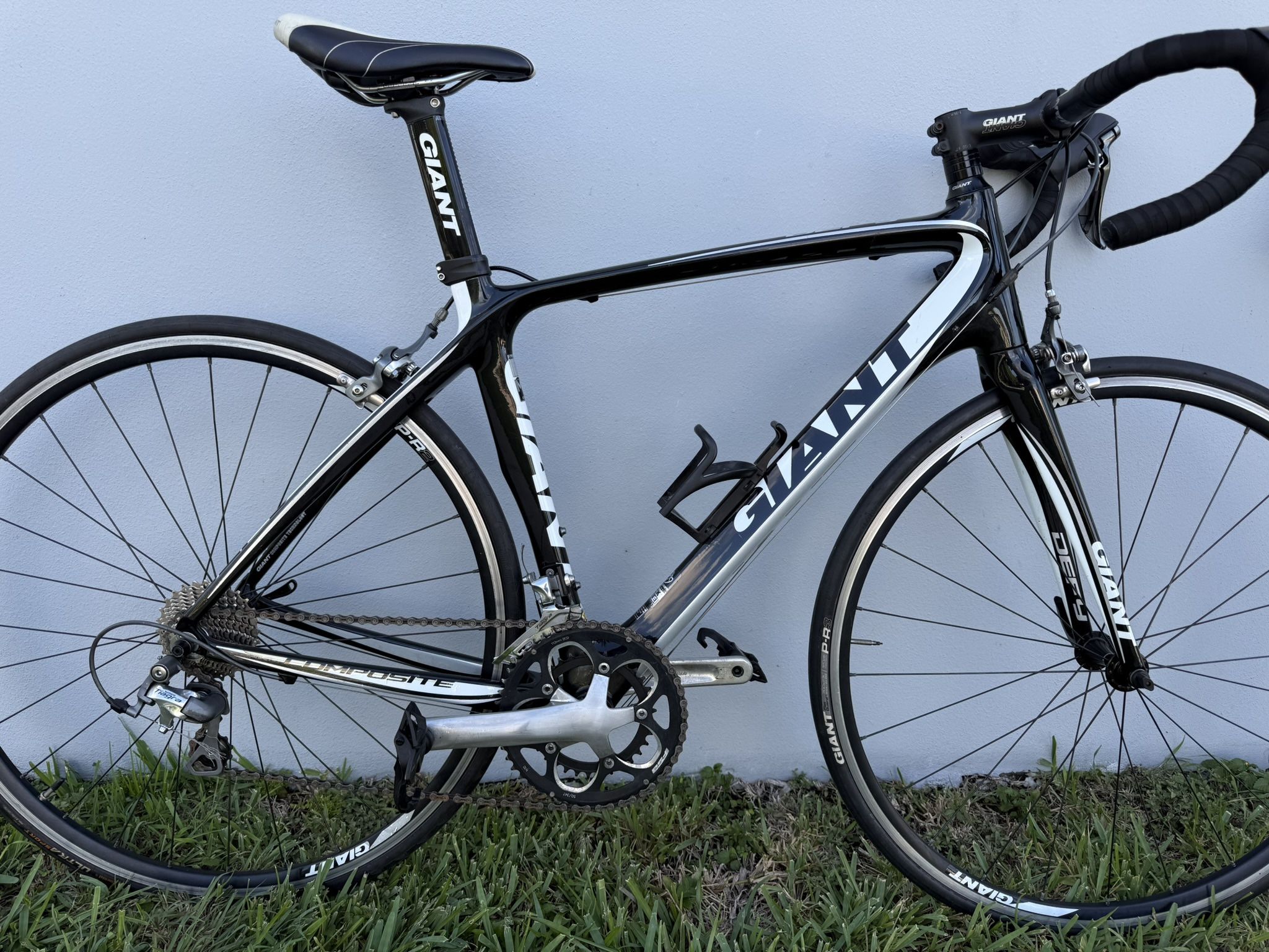 Giant Defy Advanced Carbon Road Bike – Size M