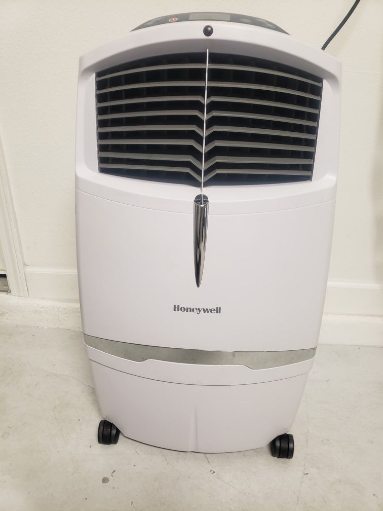 Honeywell 525 CFM Indoor Portable Evaporative Cooler with Fan & Humidifier, Carbon Dust Filter & Remote Control, CL30XC