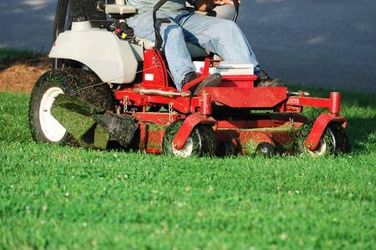 Se arreglan máquinas para cortar pasto