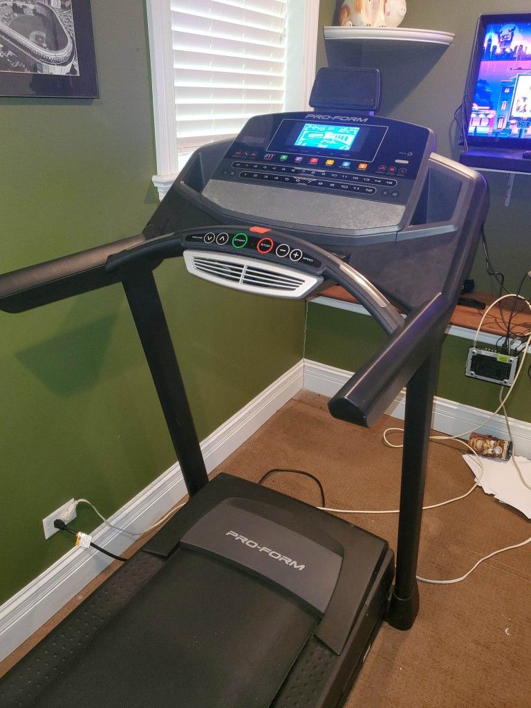 PROFORM POWER 995I TREADMILL ( LIKE NEW & DELIVERY AVAILABLE TODAY)
