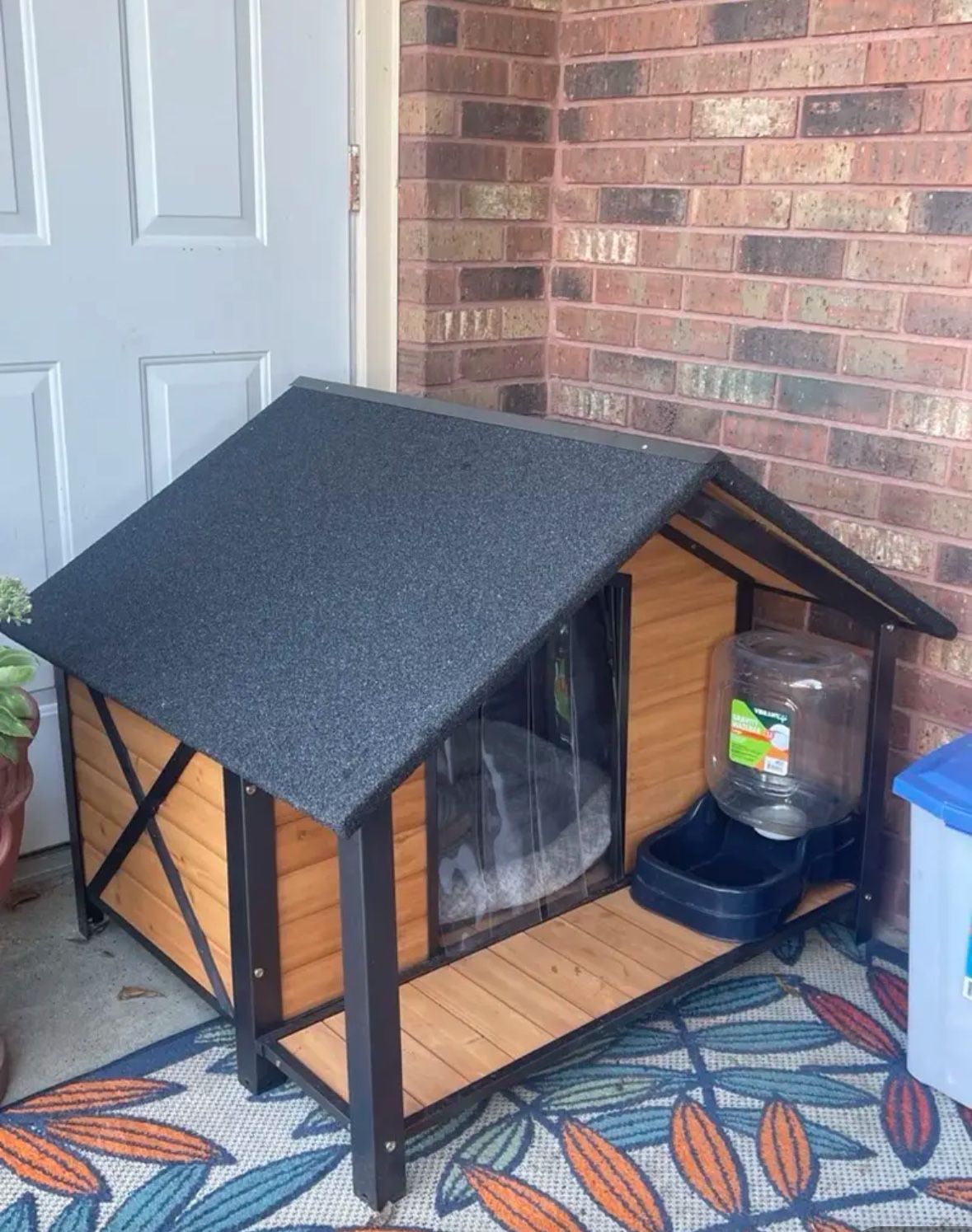 Large Insulated Wood Dog House Brand New
