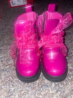 Pink toddler boots.