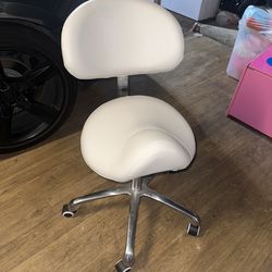 Esthetician saddle stool
