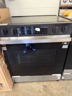 Samsung Electric Range NSE6DG8100SR — San Fernando