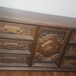 DRESSER & 2 MATCHING NIGHTSTANDS