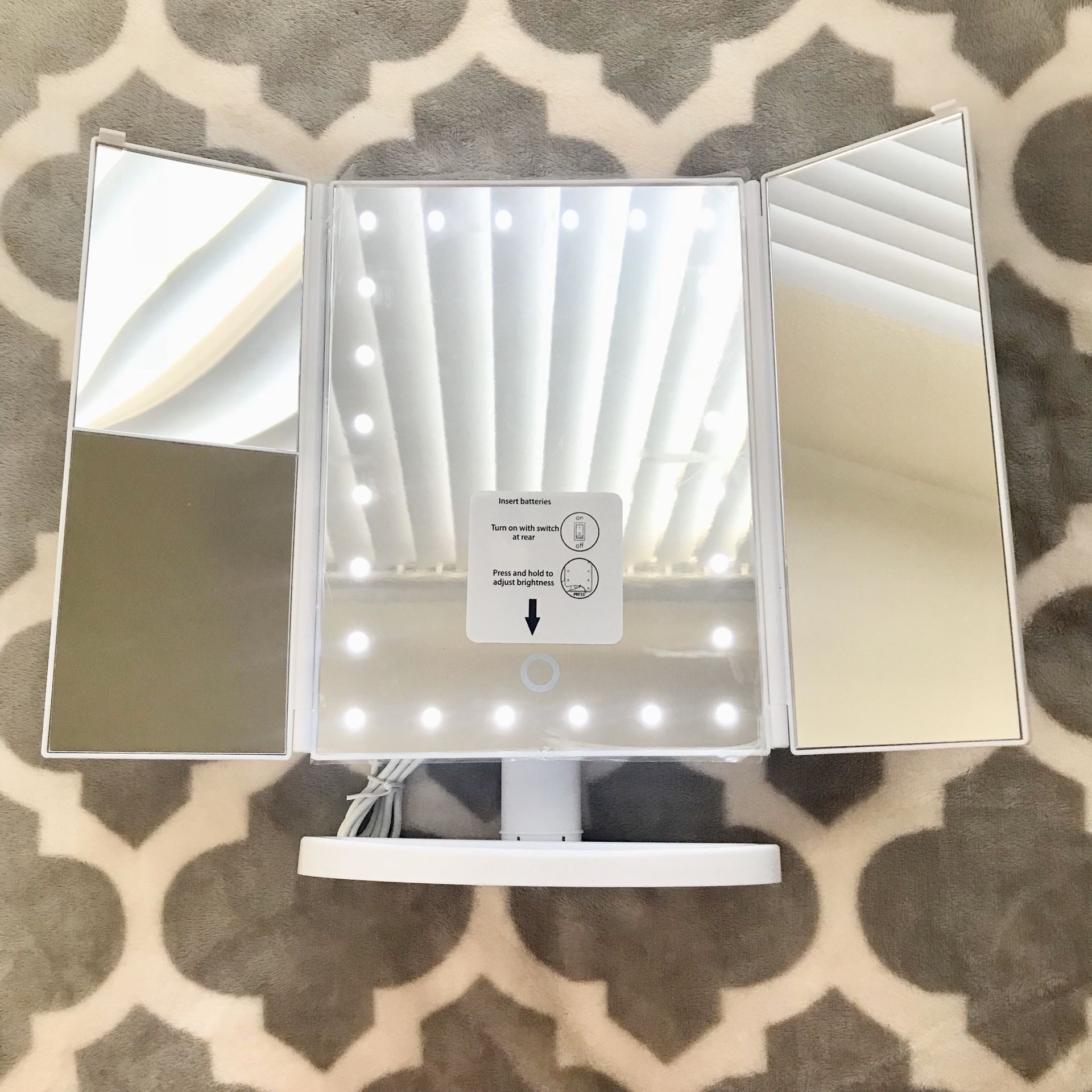 Portable LED makeup vanity mirror