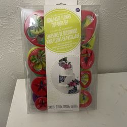 Wilton Gum Paste and Fondant Flower Cutter Set