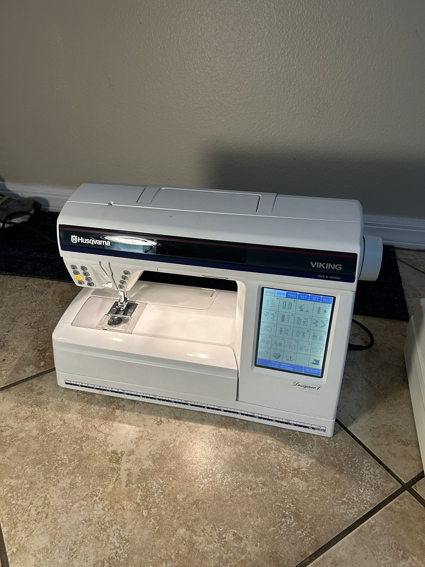 Husqvarna Viking Designer I USB Embroidery & Sewing Machine w/ Embroidery Unit