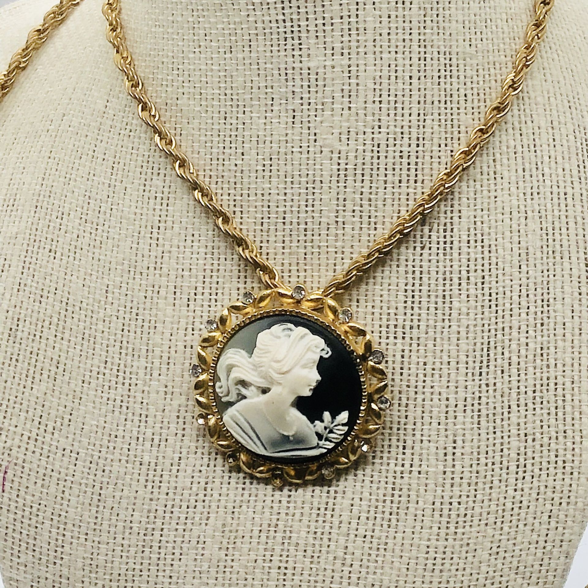 Vintage Fashion gold tone necklace with cameo